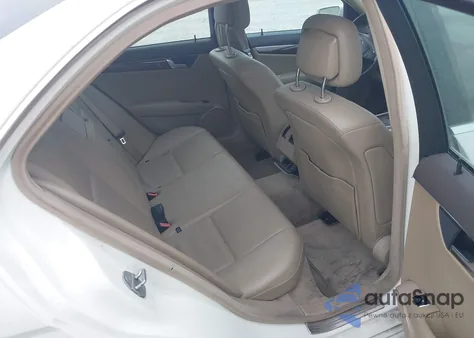 2011 Mercedes-Benz C 300 Luxury/Sport z USA, uszkodzony, nr VIN WDDGF5EB2BF638292